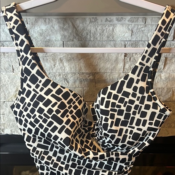 Miraclesuit Black and White Patterned one piece Swimsuit size 10 - Picture 3 of 9